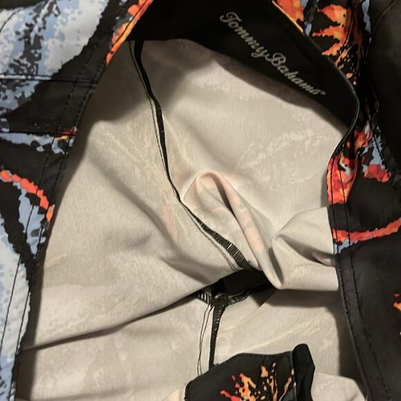 Tommy Bahama Men's Black North Shore Pixel in Paradise 9" Board Shorts size 32 - Picture 8 of 9